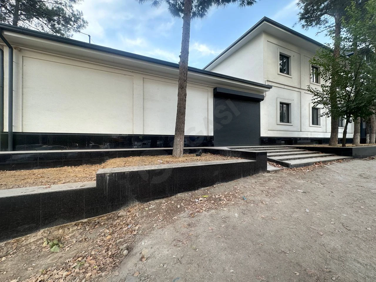 Commercial building 650 m2, 8 rooms, 2 floors + basement - Cover Photo