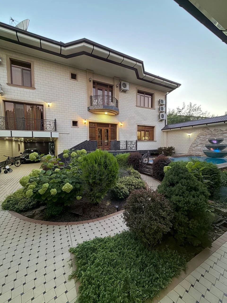 Orta uyim 4.8 sotka 8 xona 3 qavat - Cover Photo