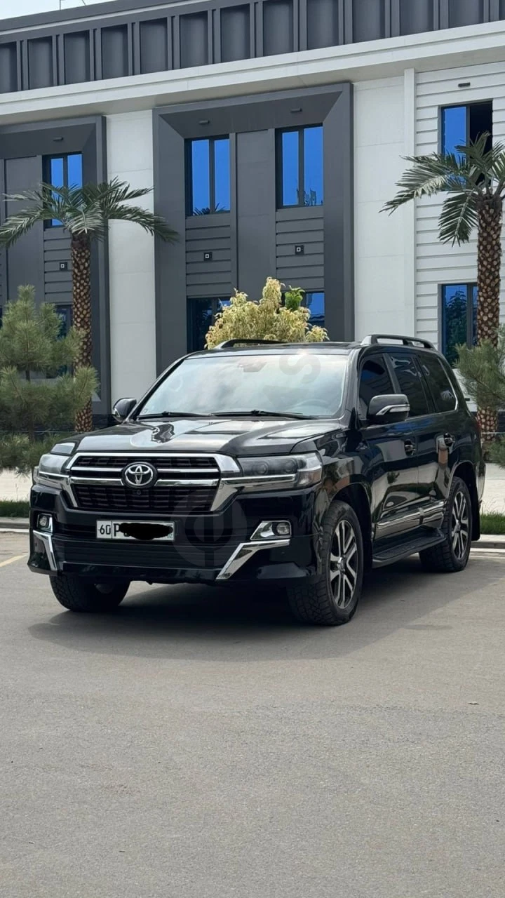 Toyota Land Cruiser 200 2014 - Cover Photo
