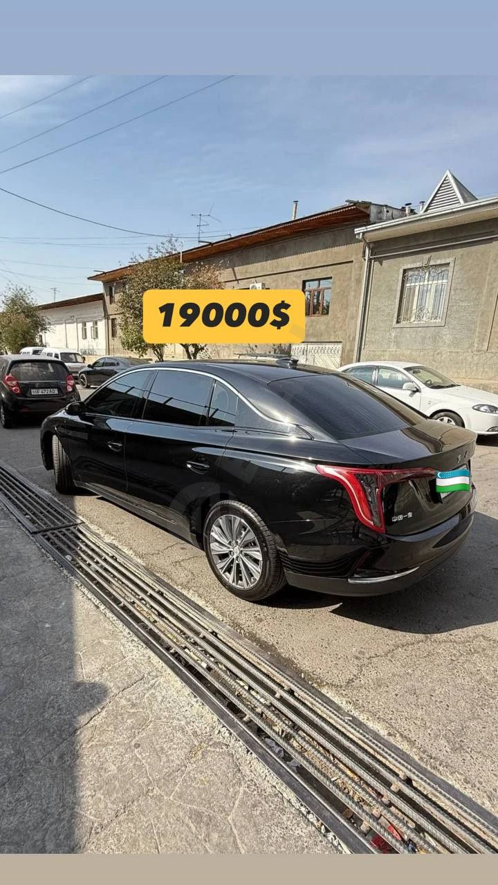 Hongqi EQM-5 2024 - Cover Photo