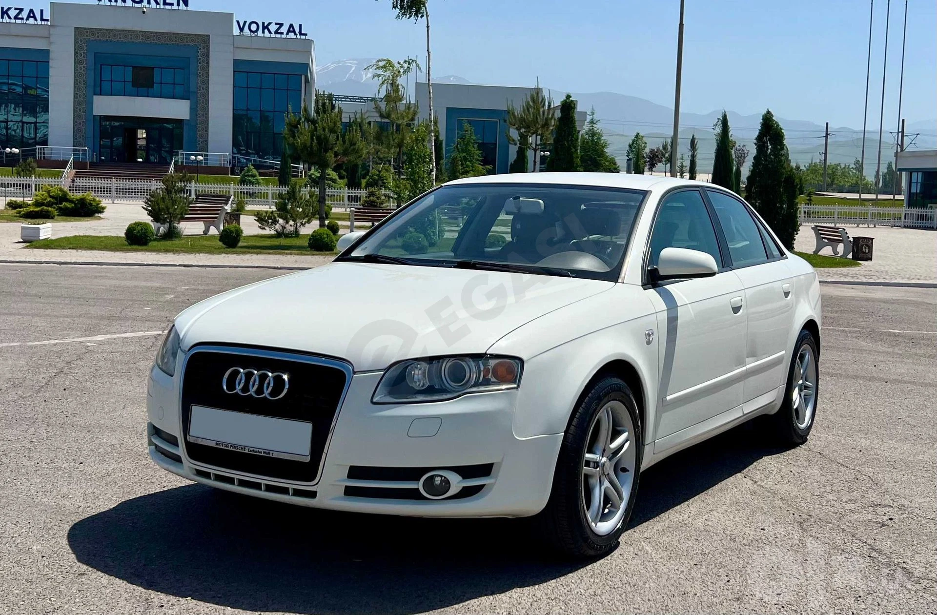 Audi A4 в хорошем состояние 1.8 турбо - Cover Photo