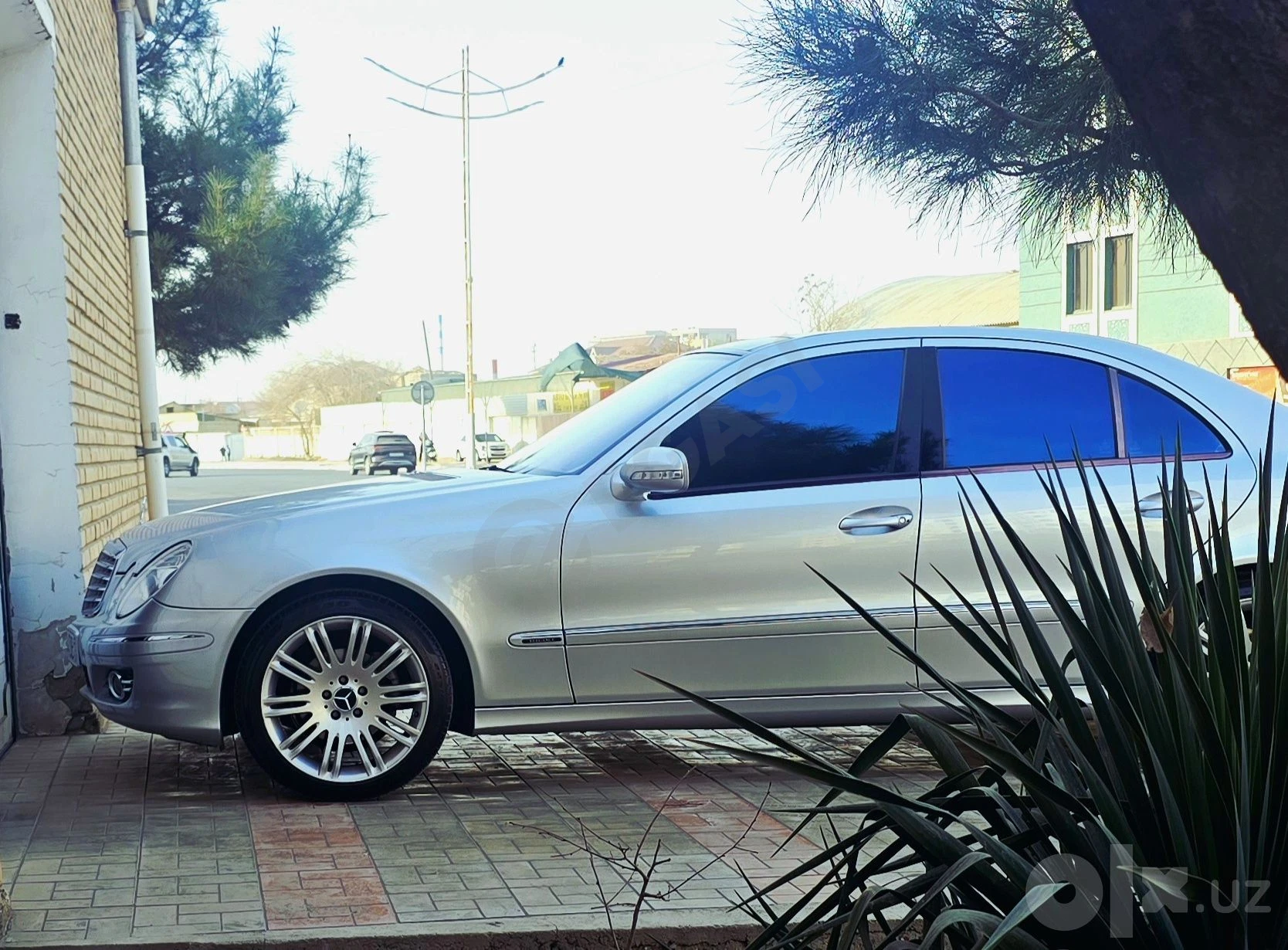Mersedes Benz W211 - Cover Photo