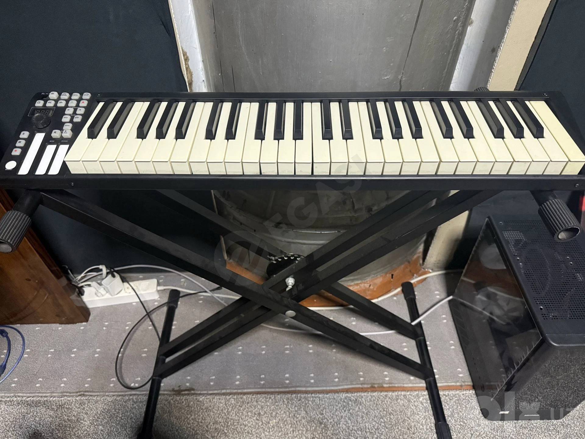 Midi klavish Icon kattasi stoykasi bilan - Cover Photo