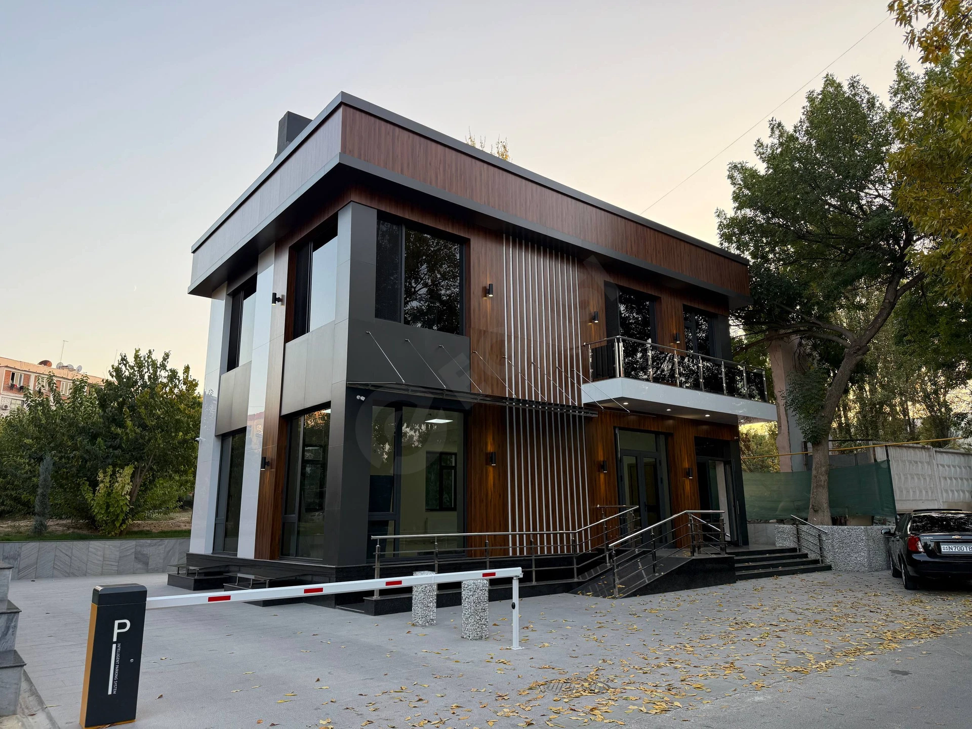 Commercial building 360m2, 2 floors + basement + terrace - Cover Photo