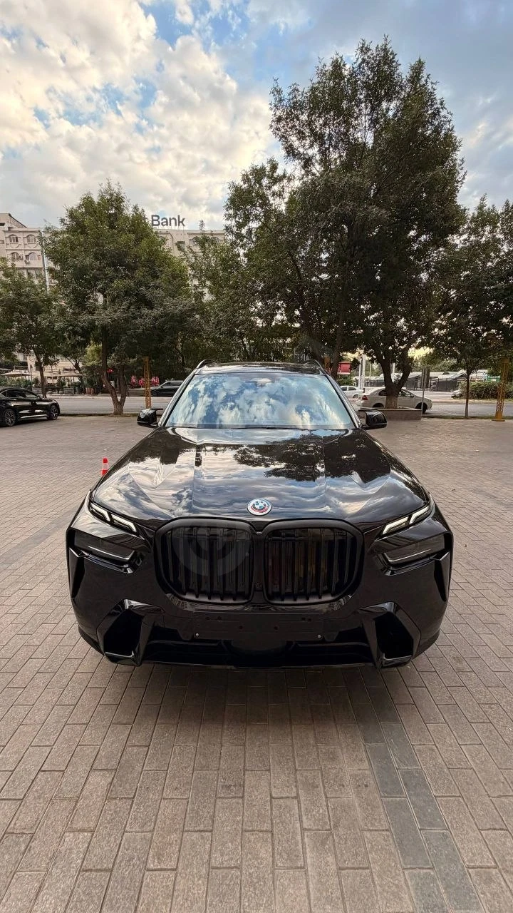 BMW X7 xDrive40i 2023 - Cover Photo