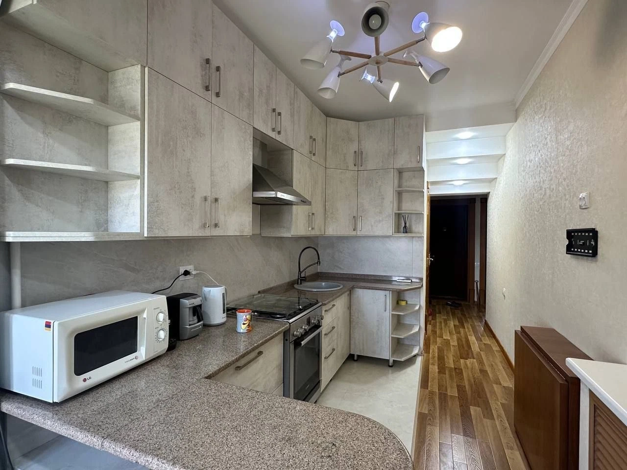 3-комнатная квартира, Паркентский Шастри, 8/9 этаж, 74м² - Cover Photo