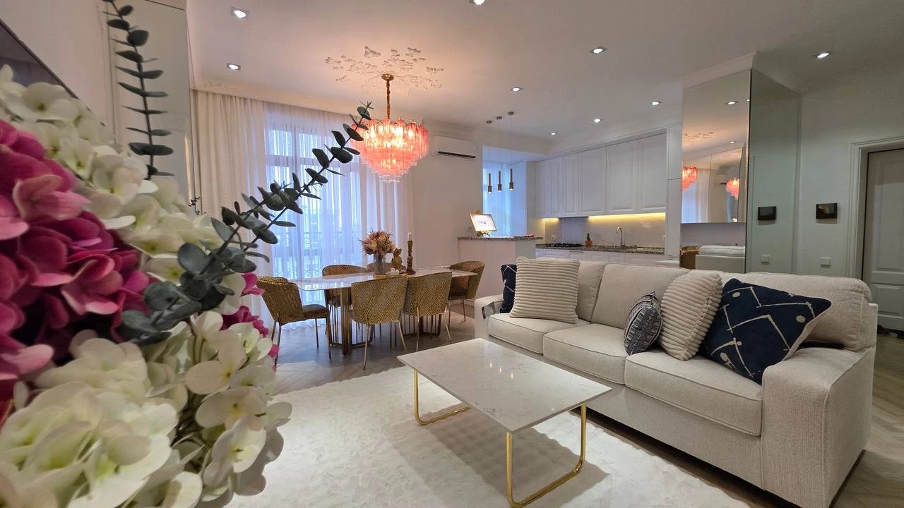 3-bedroom apartment in Parisien residential complex, designer renovation, furniture, appliances — photo 1/8
