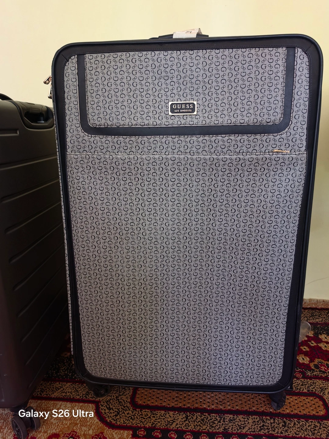 Guess chemadan America - Cover Photo