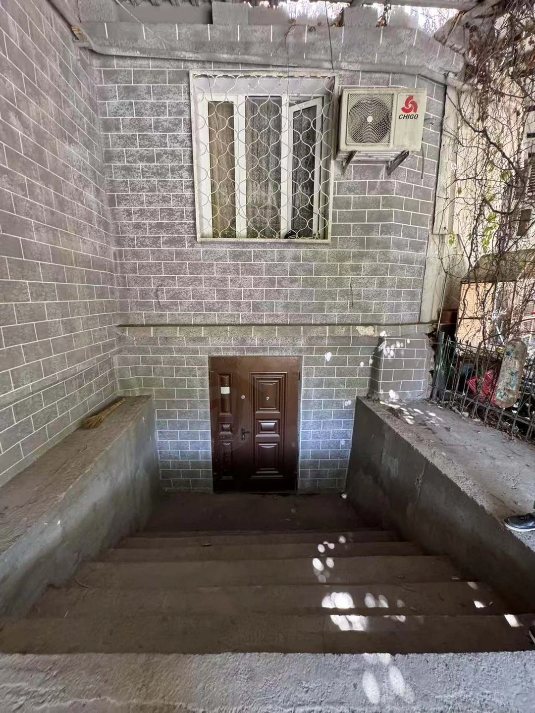 Sergeli,7 tumanida joylashgan noyob uch xonali kvartira sotuvga qo’yildi. Birinchi liniyada, metro Sergeli yaqinida, birinchi qavatda joylashgan. Kvar - Cover Photo