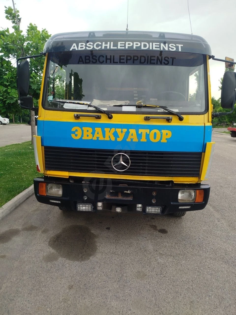 Shoshilish bilan Mersedes evakuator suvuvchi platformasi bilan sotilmoqda. - Cover Photo