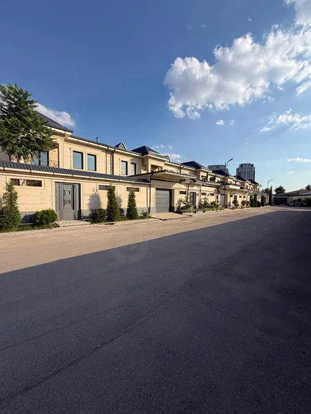 Sotiladi: 7 xonali hovli uy, 300 m², Mirzo Ulug'bek - Cover Photo