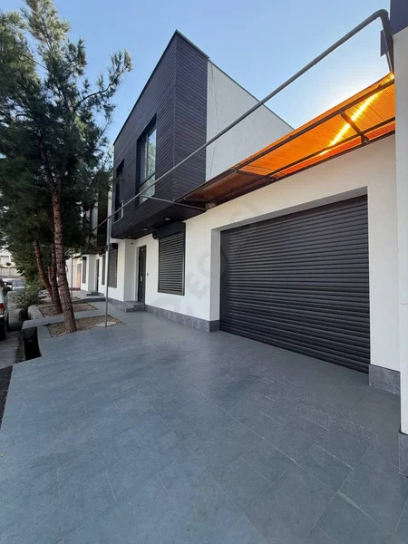 Sotiladi: 5 xonali hovli uy, 290 m², Mirzo Ulug'bek - Cover Photo